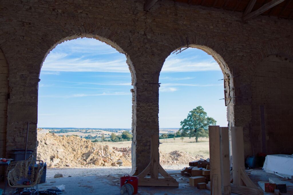 Passage en pierre de la ferme, restauration en cours