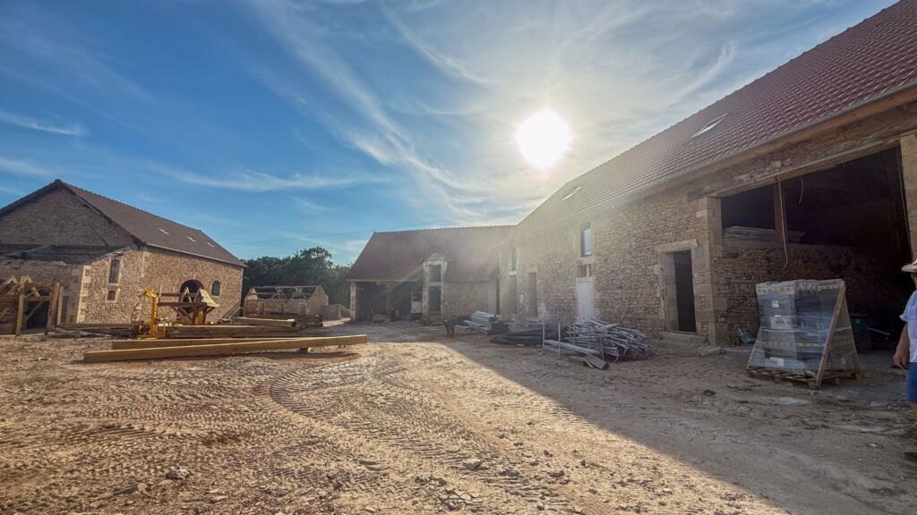 d1791-cour-ferme-contre-jour Chantier du Domaine 1791 pendant la restauration