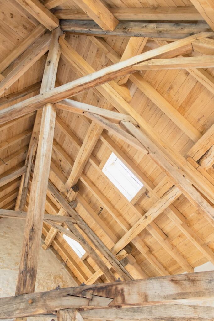 d1791-zolder-dakgebinte Houten dakgebinte van de boerderij, met daklicht